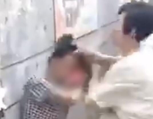 什么仇怨?女子当众殴打母亲 网友:精神病成