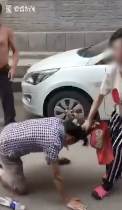 真的让人忍无可忍 女子当众殴打母亲大声叫还钱 原来是有精神分裂症