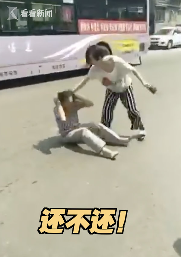 真的让人忍无可忍 女子当众殴打母亲大声叫还钱 原来是有精神分裂症