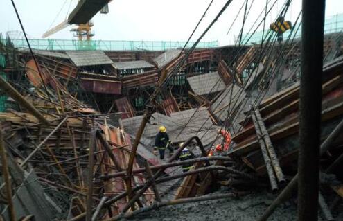 上海工地模架坍塌致1死9伤 部分作业人员被模板及钢管掩埋