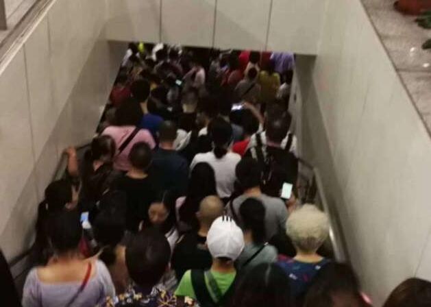 周一堵再现!重庆一号线故障早高峰出行遇阻 站台水泄不通