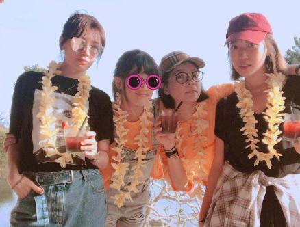 景美人更美!贾静雯梧桐妹度假 