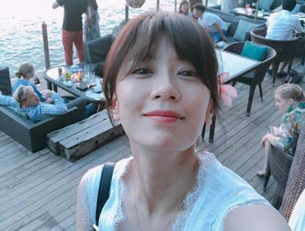 景美人更美!贾静雯梧桐妹度假 