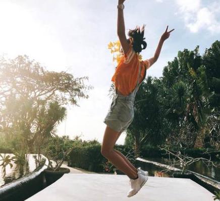 景美人更美!贾静雯梧桐妹度假 