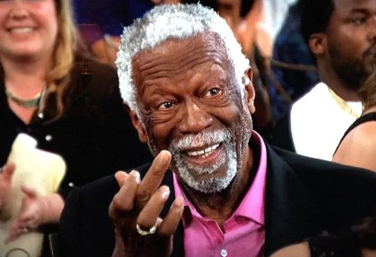 公然diss?拉塞尔竖中指