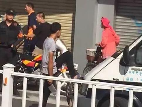 谁给的勇气?男子持刀拦运钞车 手持