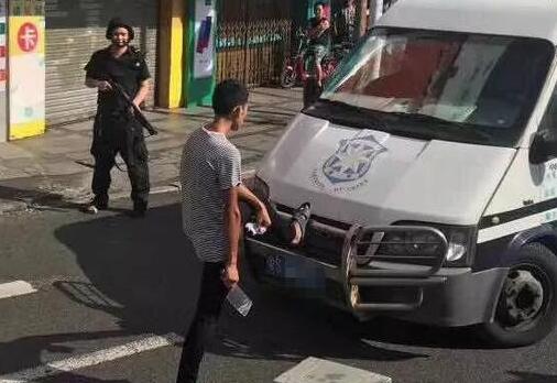 谁给的勇气?男子持刀拦运钞车 手持