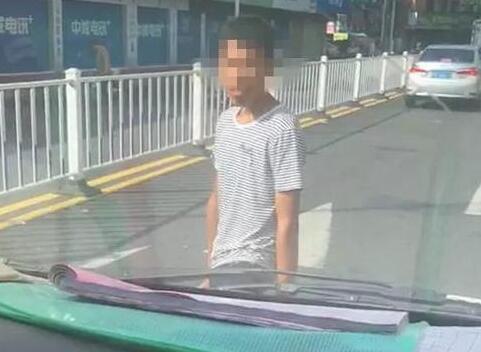 谁给的勇气?男子持刀拦运钞车 手持