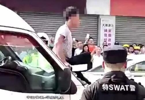 谁给的勇气?男子持刀拦运钞车 手持