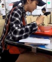 超级吸睛！网友偶遇关晓彤 戏赞满屏的大长腿