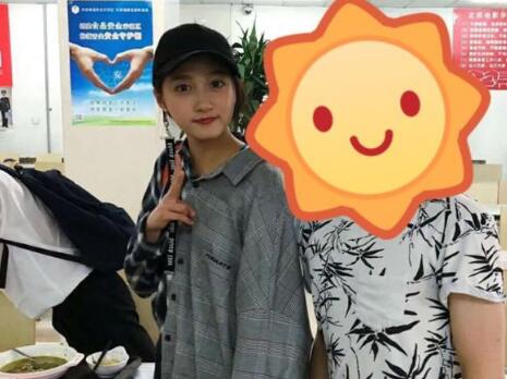 超级吸睛！网友偶遇关晓彤 戏赞满屏的大长腿