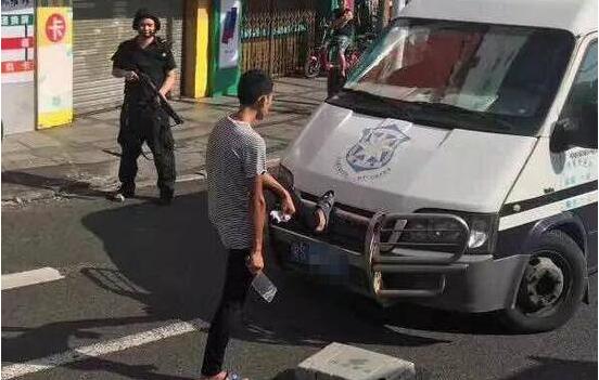爬车头与警察对峙！男子持刀拦运钞车 以螳臂当车之势举刀恐吓