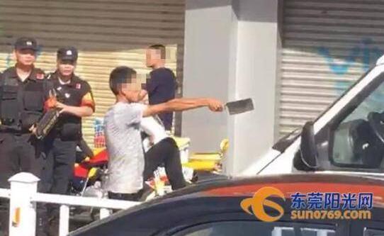 爬车头与警察对峙！男子持刀拦运钞车 以螳臂当车之势举刀恐吓