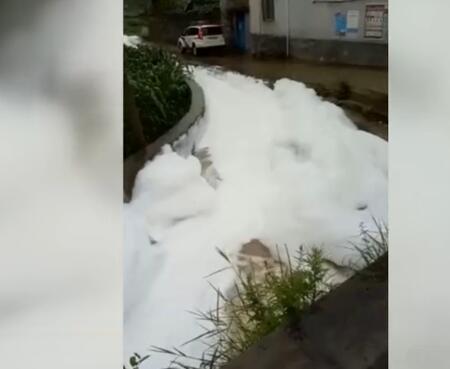 “一瓶”洗洁精创造的奇观!巨大白色泡沫包围村庄 环保部门要追查