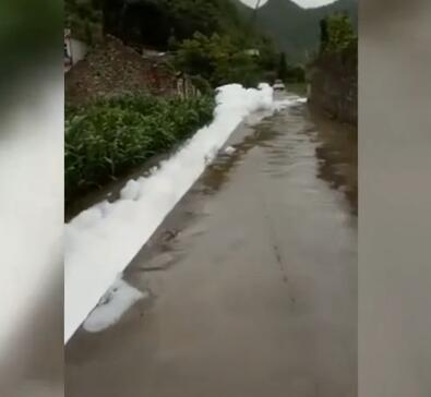 “一瓶”洗洁精创造的奇观!巨大白色泡沫包围村庄 环保部门要追查