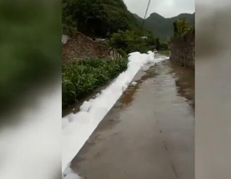 “一瓶”洗洁精创造的奇观!巨大白色泡沫包围村庄 环保部门要追查