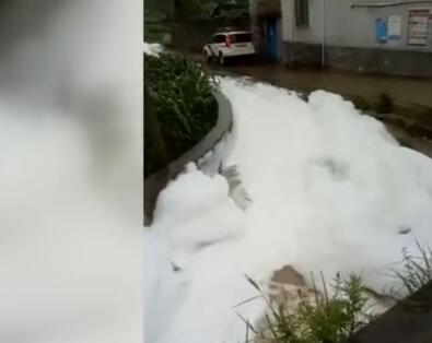 一觉醒来都懵了!白色泡沫包围村庄
