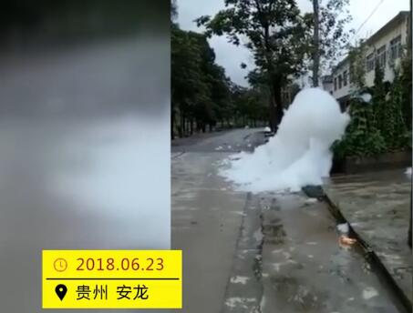 一觉醒来都懵了!白色泡沫包围村庄