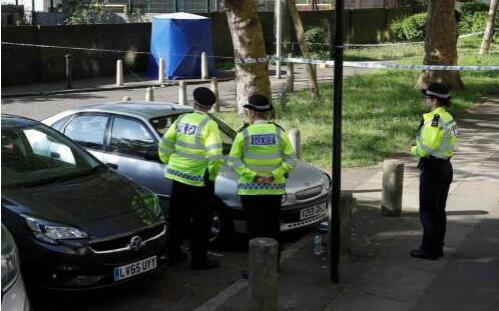 地铁站暴力斗殴事件!英国四女围殴少年 少年无助蜷缩在地板上