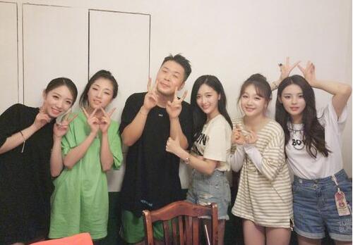 火箭少女秒变迷妹！杜海涛杨超越同框 火箭少女101团成为热搜话题