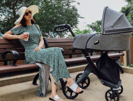 女神范十足!熊黛林带女儿散步 网友也纷纷表示:你个迷人的小仙女