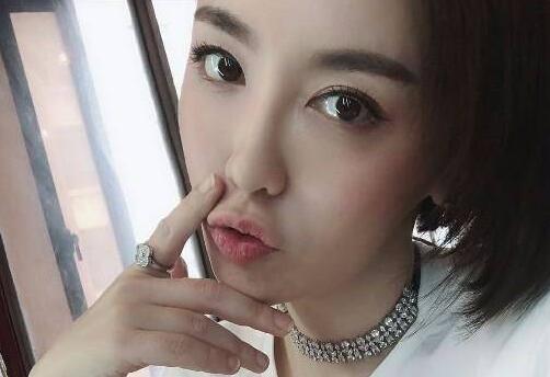 最有力的的回击！吕佳容回应已婚传闻 掏出户口本秒杀绯闻