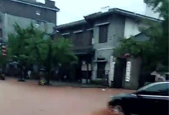 四川暴雨突袭多处路段积水严重 四川洪雅市民出行受阻