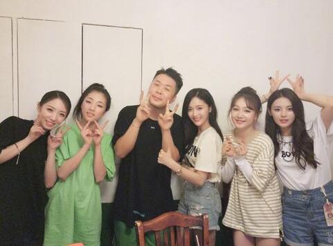 前有谢娜收吴宣仪做徒弟  后有杜海涛杨超越同框 快乐家族和火箭少女101团缘分不浅那