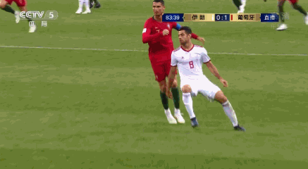 一脸的无奈 C罗获黄牌惹争议 德罗巴力挺认为不该判罚