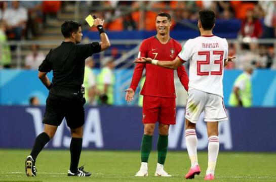 一脸的无奈 C罗获黄牌惹争议 德罗巴力挺认为不该判罚