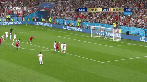 这一刻梅西和C罗是一个人 失点球又得黄牌真的很晦气