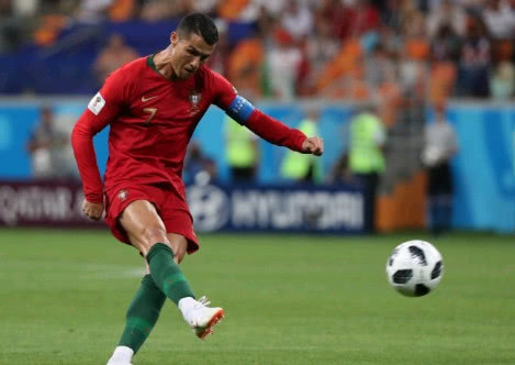 这一刻梅西和C罗是一个人 失点球又得黄牌真的很晦气