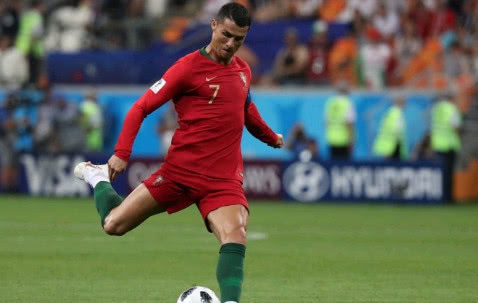 这一刻梅西和C罗是一个人 失点球又得黄牌真的很晦气