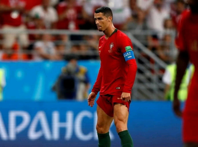 这一刻梅西和C罗是一个人 失点球又得黄牌真的很晦气