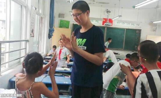 篮球运动员的苗子!11岁男孩身高2.06米被送绰