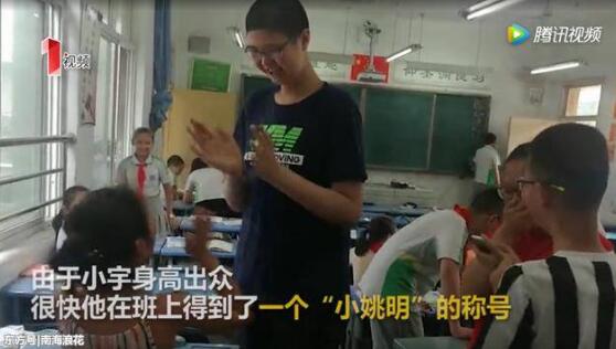 篮球运动员的苗子！11岁男孩身高2.06米被送绰号“小姚明”