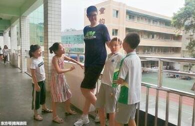 篮球运动员的苗子！11岁男孩身高2.06米被送绰号“小姚明”