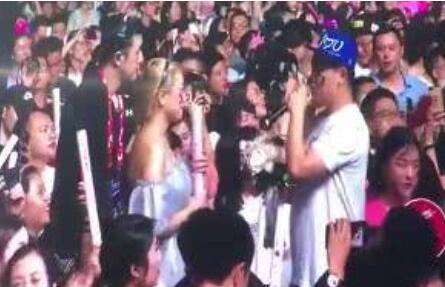 地表最强月老!周杰伦男粉丝求婚 周董演唱会成