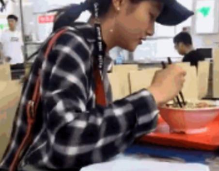 满屏大长腿!网友偶遇关晓彤 真人又美又瘦又温柔又好看