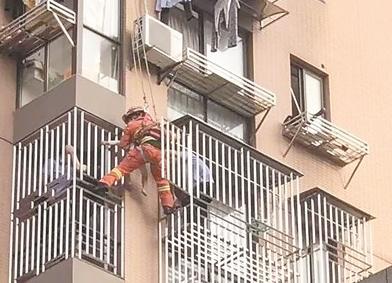惊心动魄!女童悬挂阳台外 消防队8楼速降紧急救援太吓人了