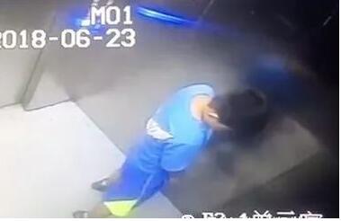 知错能改善莫大焉!撒尿男孩被罚扫电梯 熊孩子妈教子有方