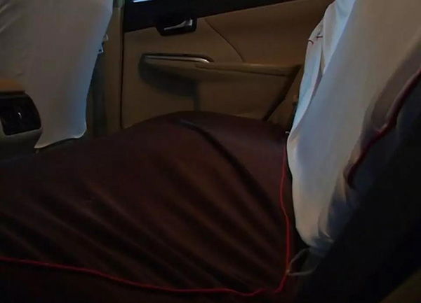 女孩苹果X遗落出租车 的哥要三千元好处费 原来还兼职做帮忙代捡