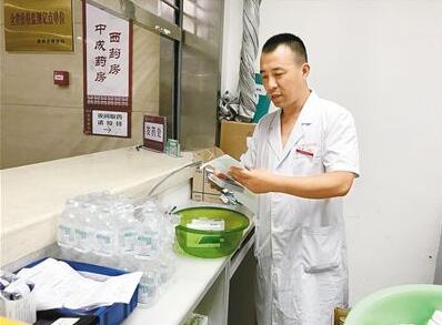 白衣天使救死扶伤 药师垫付百元药费 满满正能量好人有好报