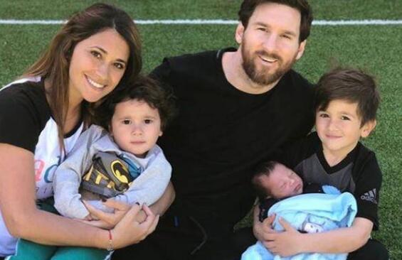 梅西儿子首次同屏亮相 三个小帅哥！一家人其乐融融