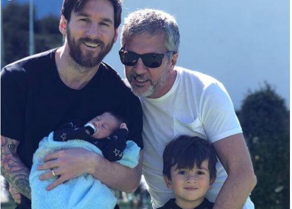 梅西儿子首次同屏亮相 三个小帅哥！一家人其乐融融