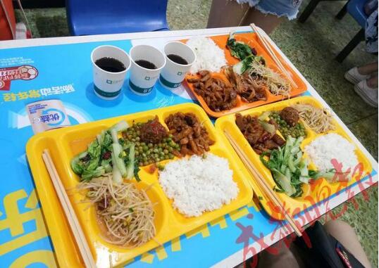 免费的午餐!高校食堂连续四天免费提供“毕业套餐” 愿记住学校的温暖