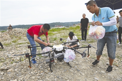 四川涪江涨水 143名工人被困美丽岛 喷洒农药无人机被用来运输食品等物资