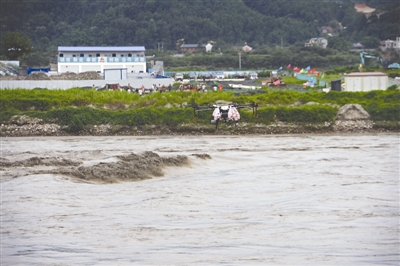 四川涪江涨水 143名工人被困美丽岛 喷洒农药无人机被用来运输食品等物资