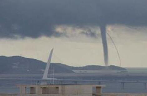 深圳惊现龙吸水奇观!水面出现龙卷风海水被吸