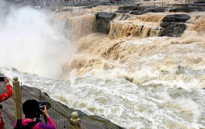 半江瑟瑟半江红！壶口瀑布半清半浊 奇特景观吸引游客